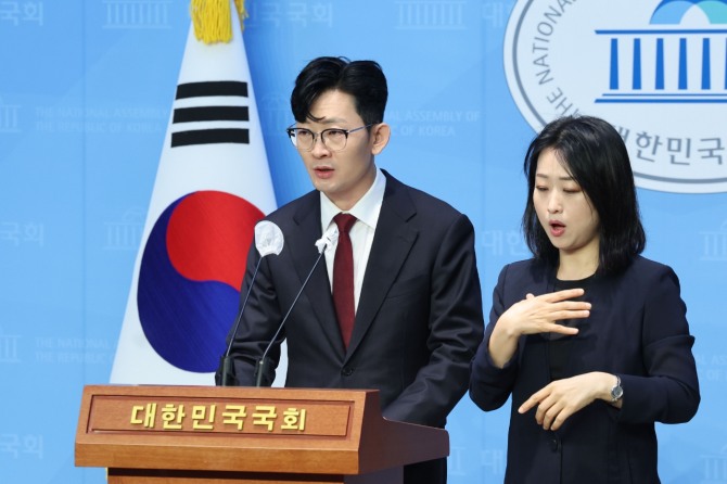 3일 국회 소통관 기자 회견장에서 '긴급 기자회견'에 나선 박충권 국민의힘 의원. 사진=뉴시스