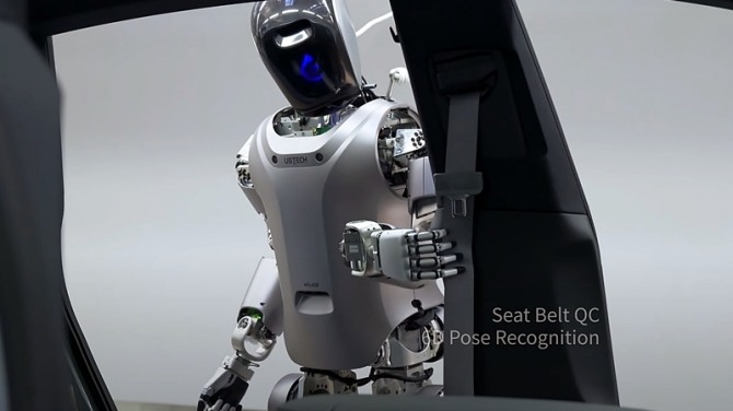 로봇 ‘워커 S’가 안전벨트 점검을 하고 있다. 출처=유보텍 유튜브