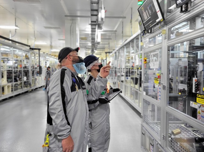 미국 테네시주에 위치한 얼티엄셀즈 제2공장에서 지난달 30일(현지시각) 현지 직원들이 전기차 배터리 생산 현황을 점검하고 있다. 사진=얼티엄셀즈 제공