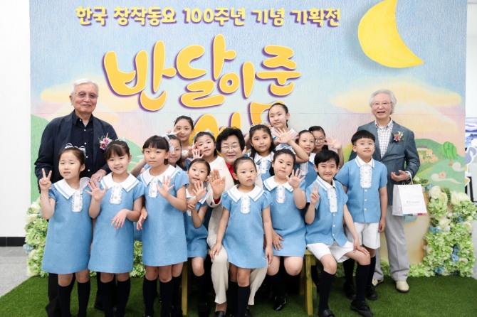 한국 창작동요 100주년 기념 기획전 '반달이 선물' 진행. 사진=이천시