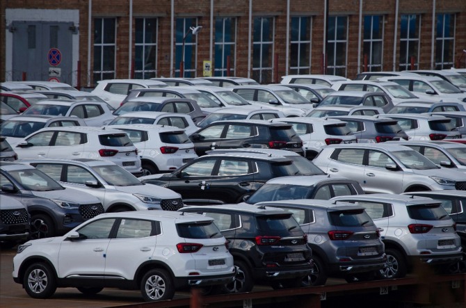 러시아 블라디보스토크의 솔러스 공장 주차장에 전시된 중국산 자동차들. 사진=로이터