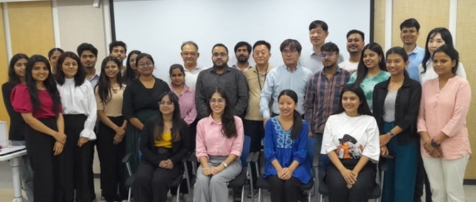 중소벤처기업진흥공단이 인도 현지 직원 역량 강화 교육 프로그램을 실시한 후 기념촬영을 하고 있다.