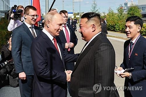 블라디미르 푸틴 러시아 대통령과 김정은 북한 국무위원장이 지난 2023년 9월 러시아에서 만나 악수를 나누고 있다. 사진=연합뉴스