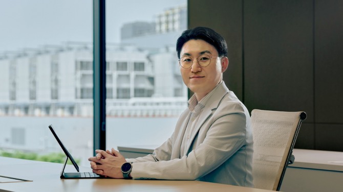 류병훈 SK하이닉스 부사장이 사무실에서 업무를 보고 있다. 사진=SK하이닉스