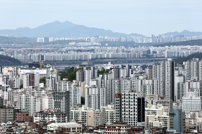 대출금리 상승과 공사비 급등에 건설사가 정비업계에 소극적인 태도를 보이면서 정비사업장이 경쟁입찰이 아닌 수의계약으로 이뤄지는 사례가 늘고 있다. 사진=연합뉴스