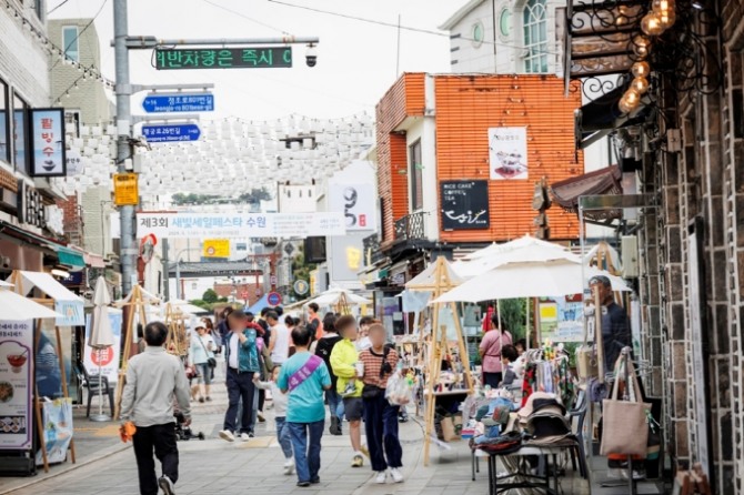 지난 5월, ‘제3회 새빛세일페스타 수원’행사로 관내 전통시장에 시민들 발걸음이 이어져. 사진=수원특례시 