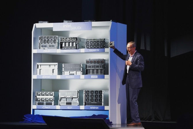 펫 겔싱어 인텔 CEO가 컴퓨텍스 기조연설에서 자사의 AI칩 '가우디'시리즈를 탑재한 혐력사들의 서버 제품들을 소개하고 있다.  사진=인텔