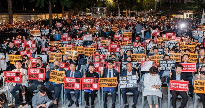 임현택 대한의사협회장(앞즐 가운데)를 비롯한 의사 등 관계자들이 5월 30일 오후 서울 중구 덕수궁 대한문 앞에서 의사협회 주최로 열린 대한민국 정부 한국 의료 사망선고 촛불집회에 참석해 구호를 외치고 있다.   /사진=연합뉴스