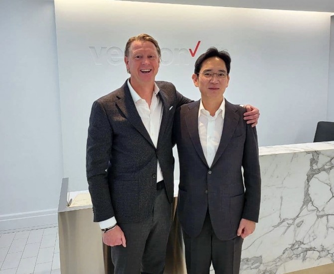 이재용 회장이 지난 2021년 버라이즌 본사를 방문해 한스 베스트베리 CEO와 기념촬영하고 있다. 사진=삼성전자