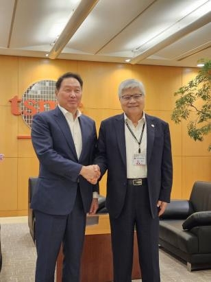 최태원 SK 그룹 회장(사진 왼쪽)과 TSMC 웨이저자 회장이 6일 대만 TSMC 본사에서 기념 촬영을 하고 있다. 사진=SK그룹
