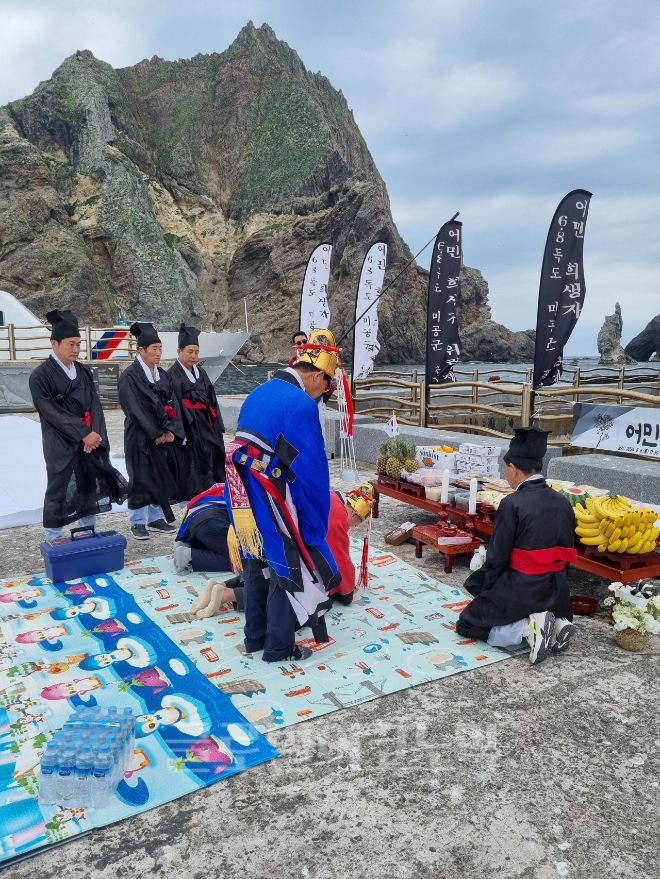 지난 8일 독도에서 봉행된 ‘6·8 독도 미(美)공군 폭격 사건 어민 위령제’모습. 사진=울릉군.