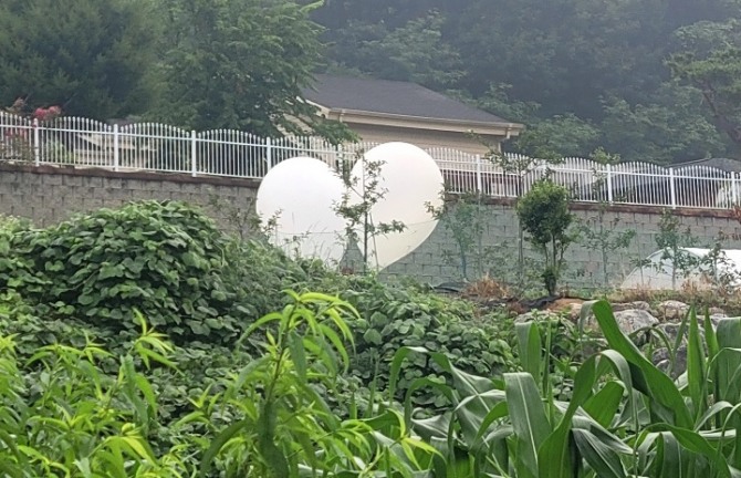 9일 오전 경기도 이천시 신둔면 인후리의 밭에 북한이 부양한 대남  오물 풍선 이 떨어져 있다. 사진=연합뉴스