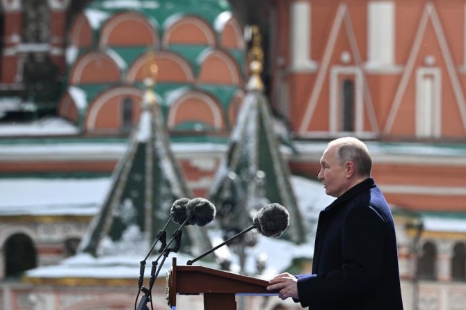 푸틴 러시아 대통령이 우크라이나전을 독려하는 연설을 하고 있다. 주요 7개국(G7)이 러시아의 서방 제재 회피를 돕는 중국 은행들에 강력 경고를 예고했다. 사진=로이터