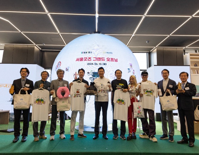개관식 참석한 오세훈 서울시장과 내빈들이 기념촬영을 하고 있다. 사진=노춘호 기자