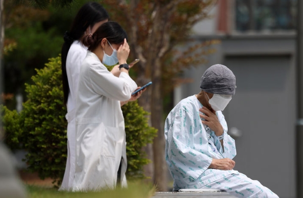 서울대학교 의과대학 교수들이 오는 17일부터 응급·중환자실을 제외하고 전체 휴진을 결정한 가운데 지난 7일 오후 서울 종로구 서울대병원에서 한 환자가 야외의자에  힘없이 앉아 있다.사진=뉴시스 