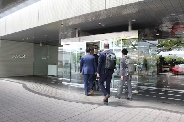 일본 국토교통성 관계자들이 자동차 부정 인증과 관련, 마쓰다 본사 현장조사를 위해 들어가고 있다.