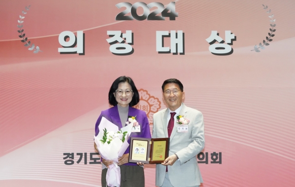 주임록 광주시의회 의장(왼쪽)이 ‘2024 의정대상’을 수상하고 있다. 사진=광주시의회