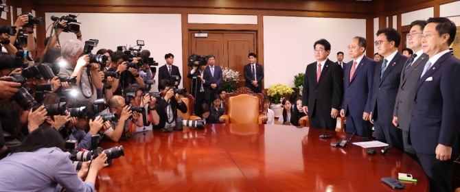 원식 국회의장이 10일 오후 국회에서 국민의힘 추경호, 더불어민주당 박찬대 원내대표와 상임위원회를 배분하는 원구성 문제를 두고 회동하고 있다.  /사진=연합뉴스