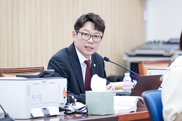 제336회 제1차 정례회 행정사무감사에서 김용현 의원은 한정된 폐쇄적인 홍보 업무에 개선할 것을 요구하고있다. 사진=구리시의회