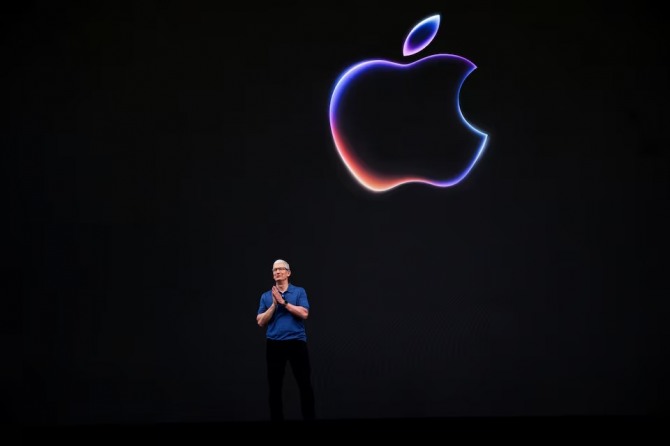 애플 팀 쿡 CEO가 6월 10일 미국 캘리포니아주 쿠퍼티노의 애플 본사에서 열린 연례 개발자 컨퍼런스 행사에서 연설하고 있다. 사진=로이터