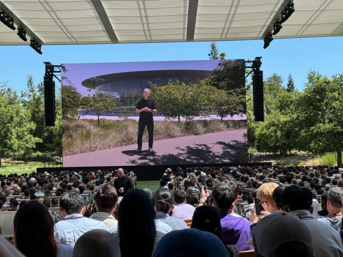 애플이 10일(현지시간) 미 캘리포니아주 쿠퍼티노에 있는 애플 파크 본사에서 개최한 연례 세계 개발자 회의(WWDC) 2024 모습. 사진=연합뉴스