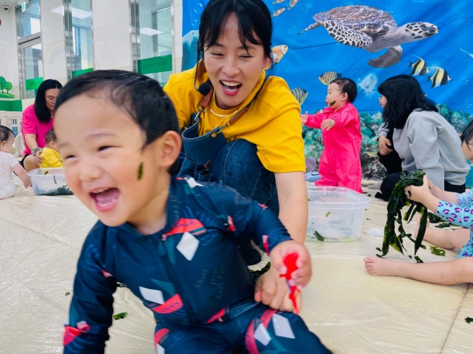 진도군이 관내 영유아 부모와 임신부를 대상으로 하는 ‘2024년 행복한 보배섬 엄마모임 프로그램’을 인기리에 운영하고 있다. 사진=진도군