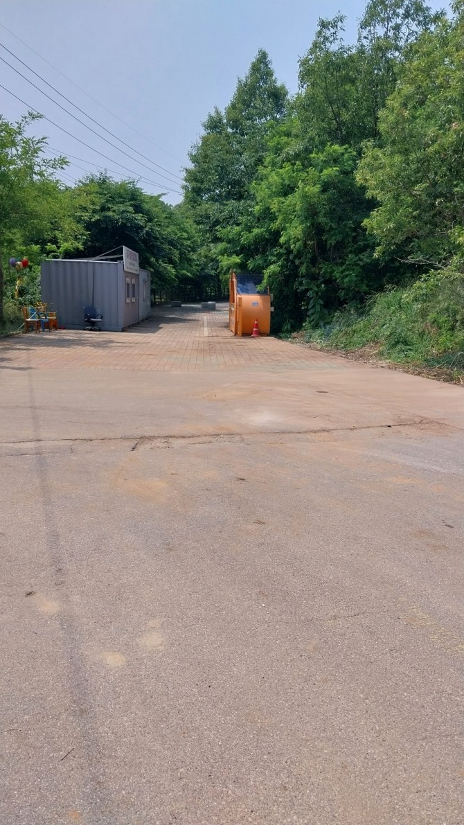 봉소리 주민들이 더운 날씨에 깔끔히 쓰레기를 치운 뒤 주변 환경이다.