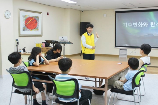 HDC현대산업개발은 지난 5일과 10일 서울 태릉초등학교과 서울성로원에서 아이들을 위한 친환경 교육 봉사활동을 진행했다. 사진=HDC현대산업개발
