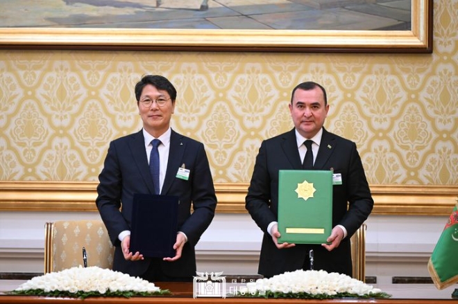 홍현성 현대엔지니어링 대표이사(왼쪽)와 막삿 바바예프 투르크멘가스 회장이 지난 10일 투르크메니스탄 아쉬하바트 오구즈칸 대통령궁에서 진행된 기본합의서(FA) 체결식에 참석해 기념촬영을 하고 있다. 사진=대통령실