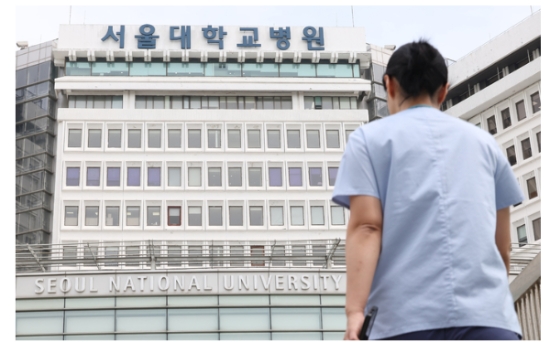 지난 7일 서울 종로구 서울대병원 한 의사가 병동으로 이동하고 있다.사진=연합뉴스