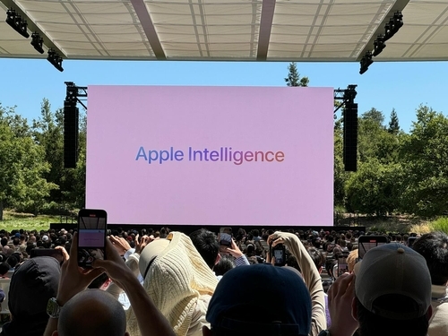 애플이 10일(현지 시각) 미 캘리포니아주 쿠퍼티노에 있는 애플 파크 본사에서 개최한 연례 세계개발자회의(WWDC) 2024에서 애플 인텔리전스를 소개하고 있다. 사진=연합뉴스