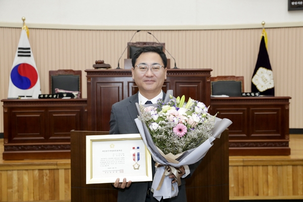 구리시의회 김성태의원, 의장협의회로부터 ‘대한민국의정봉사상 수상 했다. 사진=구리시의회