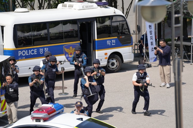 안산상록경찰서는 지난 11일 안산도시정보센터에서 충무훈련의 일환으로 안산시통합방위협의회 위원들이 참석한 가운데 적 침투, 폭탄 및 인질테러 등 복합상황을 지능형CCTV와 연계하여 테러대응 훈련을 실시했다. 사진=안산상록경찰서