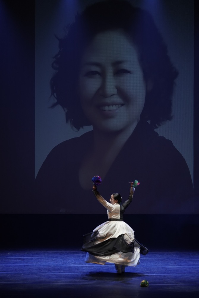 박경랑 총안무·연출의 '구름위에 보내는 꽃편지'