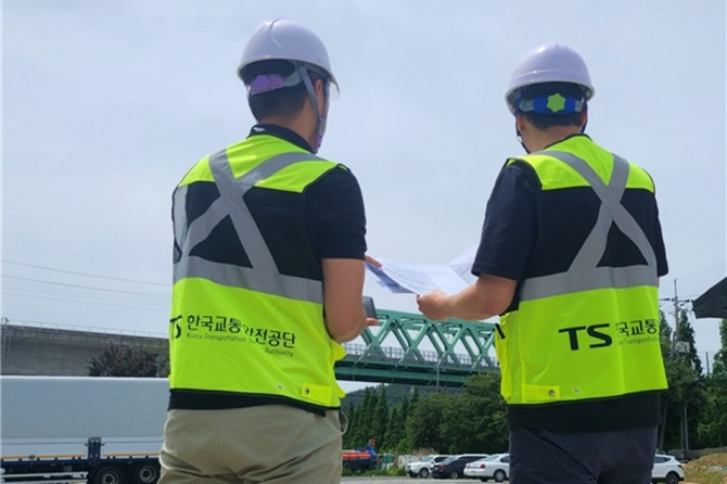 한국교통안전공단 직원들이 대구 국가산업단지부터 서대구역을 잇는 약 24㎞ 철도 구간에 대해 안전 진단을 하고 있다.   /사진=한국교통안전공단