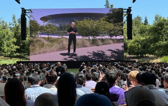 애플이 지난 10일(현지시각) 미국 캘리포니아주 쿠퍼티노 애플 파크 본사에서 개최한 '연례 세계 개발자 회의(WWDC) 2024'에서 팀 쿡  애플  최고경영자가  애플의 AI 기능을 소개하고 있다. 사진=연합뉴스