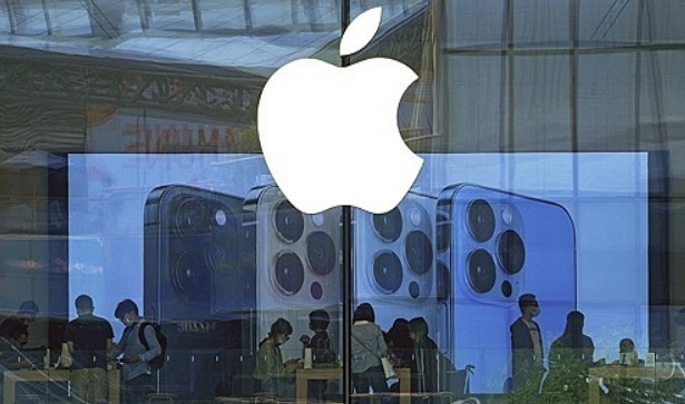 2021년 9월28일 베이징의 애플 스토어에서 사람들이 아이폰 제품을 시험해보고 있다.     사진=로이터/연합뉴스