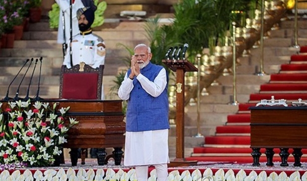 나렌드라 모디 인도 총리가 지난달 9일 인도 뉴델리의 대통령궁에서 열린 취임식에서 선서를 하기 위해 도착하고 있다.     사진=EPA/연합뉴스