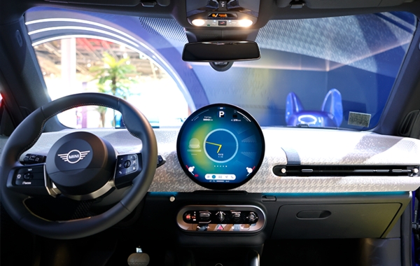 삼성디스플레이의 원형 OLED가 '미니' 차량 중앙에 탑재되어 있다. 사진=삼성디스플레이