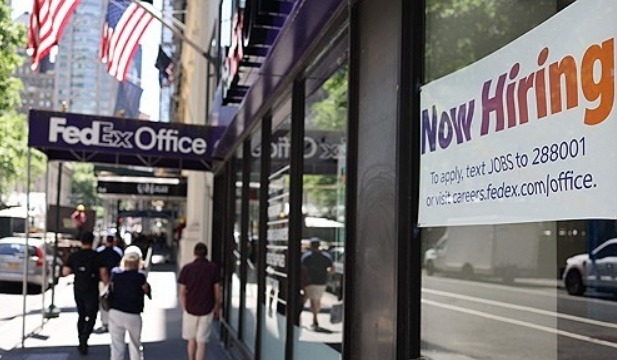 2024년 6월7일 뉴욕시에 있는 페덱스 사무실에 '고용 중' 표지판이 보인다.     사진=AFP/연합뉴스