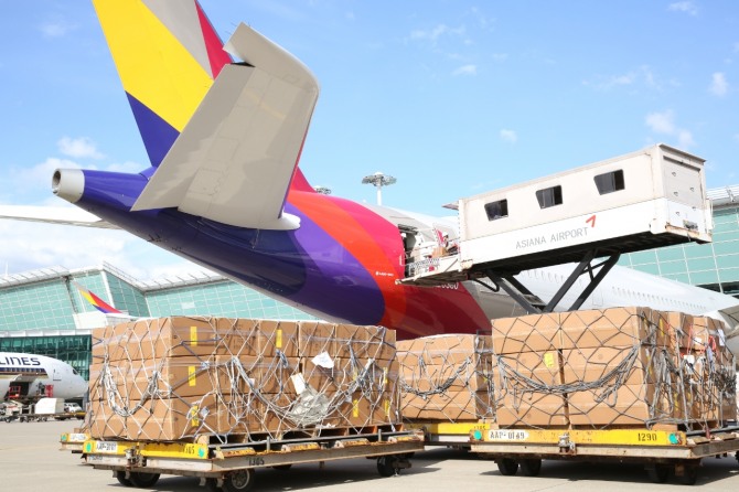 아시아나항공이 지난 2021년 화물기로 개조한 A380 여객기에 화물을 싣고 있다. 사진=아시아나항공