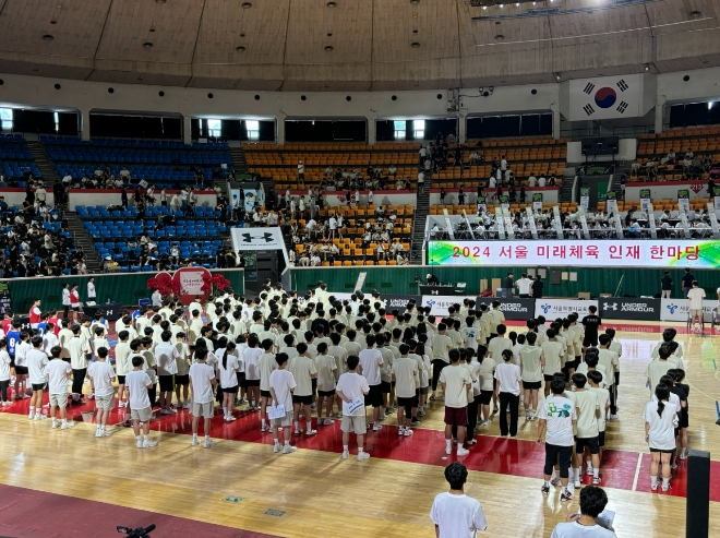 14일 서울 잠실 학생체육관에서 열린 '서울 미래체육인재 한마당'에서 학생들이 준비운동을 하고 있다. 사진=이민지 기자