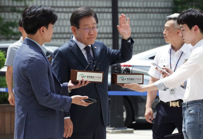 더불어민주당 이재명 대표가 14일 서울 서초동 서울중앙지법에서 열리는 공직선거법 관련 재판에 출석하기에 앞서 취재진 앞에서 입장을 말하던 중 사람들을 향해 조용히 해줄 것을 요청하고 있다. 사진=연합뉴스