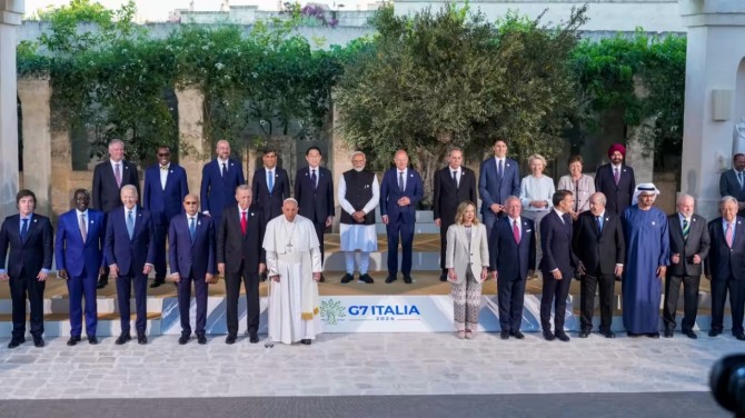 G7 정상회의 의장인 조르자 멜로니 이탈리아 총리는 G7이 냉담하고 배타적인 클럽이 아님을 보여주기 위해 교황과 다른 국가 및 정부 수반들을 초청했다. 사진=AP/뉴시스