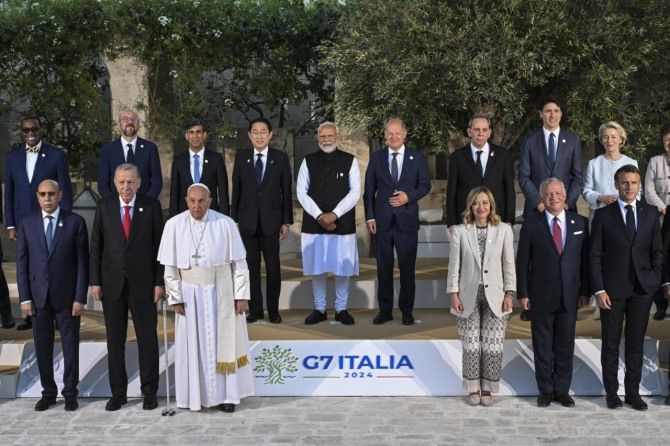 주요 7개국(G7) 정상회의가 열리고 있는 이탈리아 풀리아주에서 각국 정상들이 14일(현지 시각) 기념 촬영에 응하고 있다. 사진=EPA 연합뉴스 