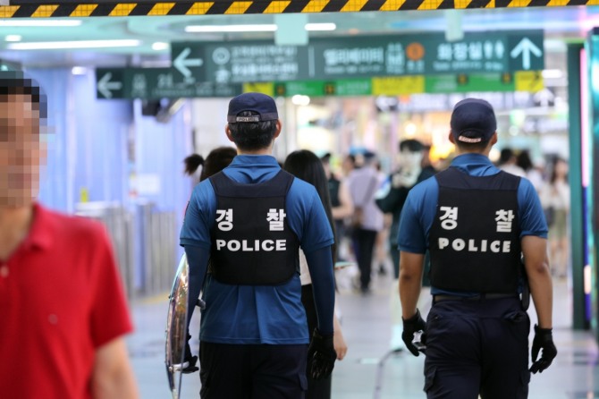 부산진구 서면역에 배치된 경찰관들이 순찰을 벌이고 있다. 사진은 기사 내용과 관계 없음. 사진=뉴시스