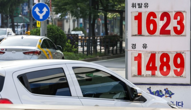 15일 한국석유공사 유가정보시스템 오피넷에 따르면 6월 둘째 주(9∼13일) 전국 주유소 휘발유 평균 판매가는 직전 주 대비 리터(L)당 12.2원 하락한 1654.8원이다. 휘발유 판매 가격은 5월 둘째 주부터 6주 연속 하락세다. 이날 서울의 한 주유소에 유가정보가 나타나있다. 사진=뉴시스