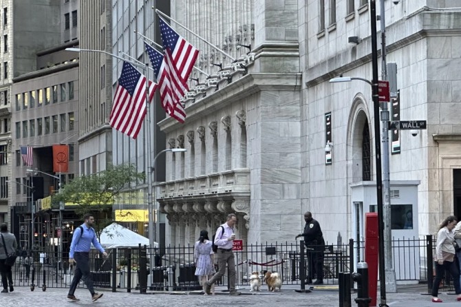 한국을 비롯한 주요국 투자자들이 미국 주식과 채권을 집중 매입하는 '바이 아메리카' 열풍이 거세다. 사진은 뉴욕증권거래소(NYSE) 앞을 지나가는 시민들의 모습. 사진=AP/연합뉴스