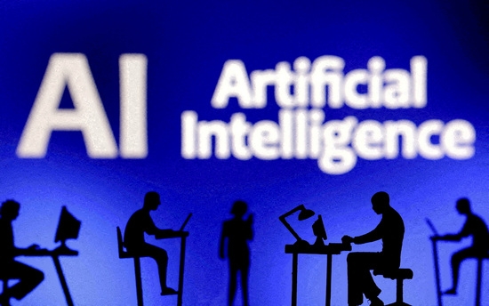  인공 지능 AI라는 단어 앞에 컴퓨터와 스마트폰이 있는 인형. 사진=로이터