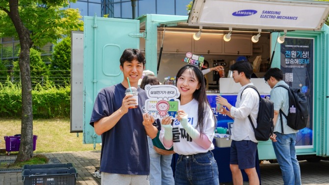 학생들이 삼성전기가 마련한 커피트럭 이색 채용 행사에 참여하고 있다. 사진=삼성전기